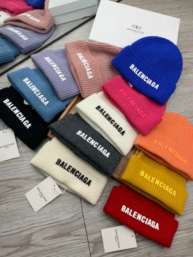 Balenciaga Logo-Embroidered Ribbed Beanie
