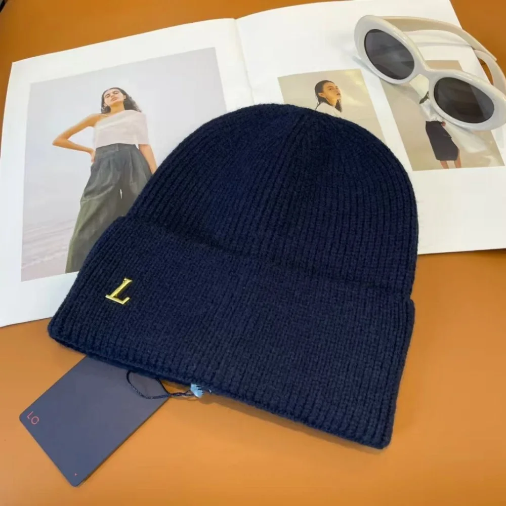Ribbed knit beanie with gold metallic L logo