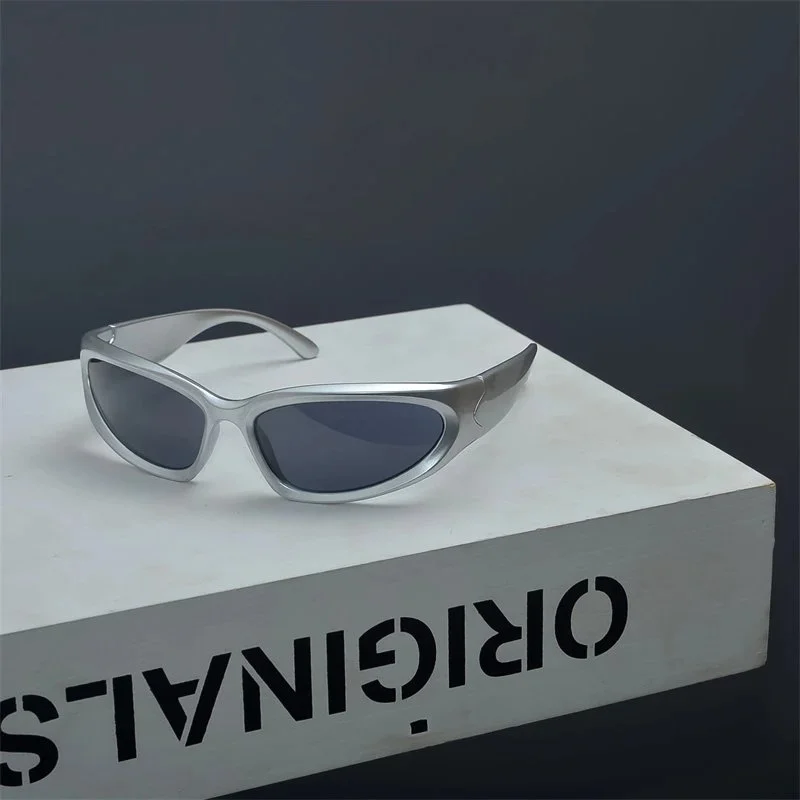 Metallic silver frame mirror lens sunglasses