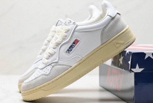 Aurra Classic Low-Top Sneaker
