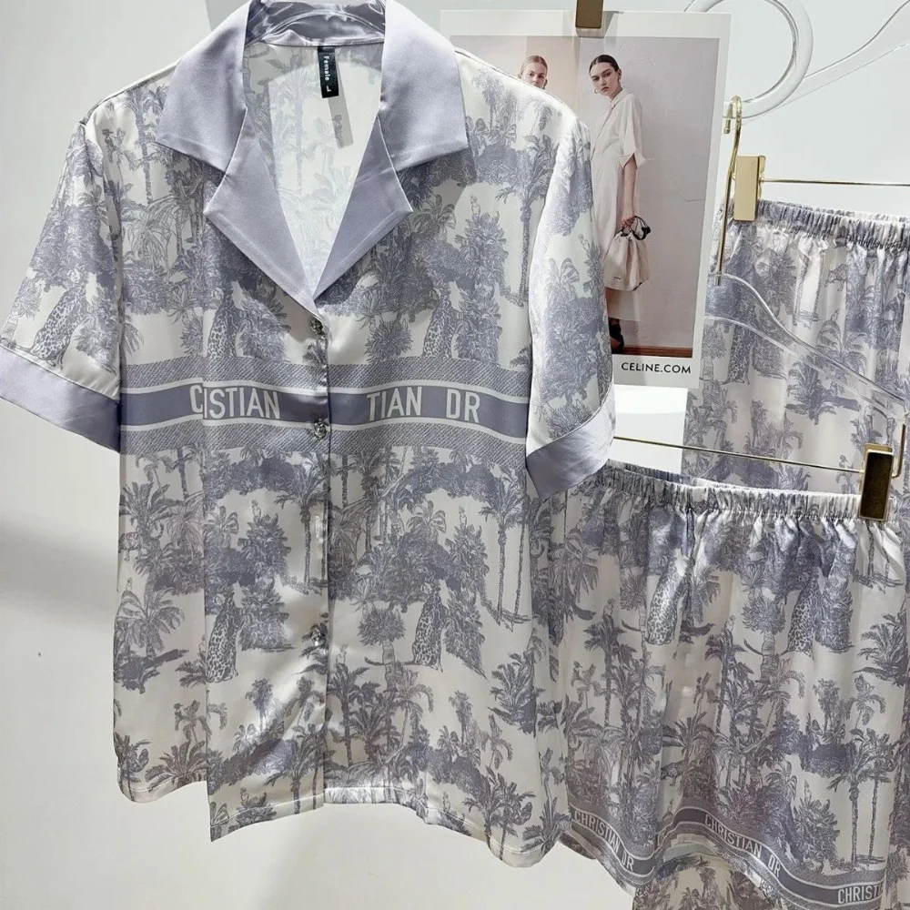 Satin short-sleeve shirt and pants with tropical palm print and contrast trim